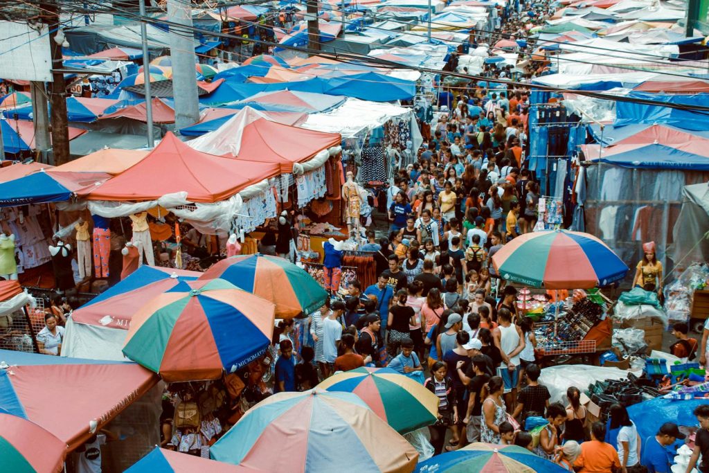 Foto einer Menschenmenge auf dem Markt