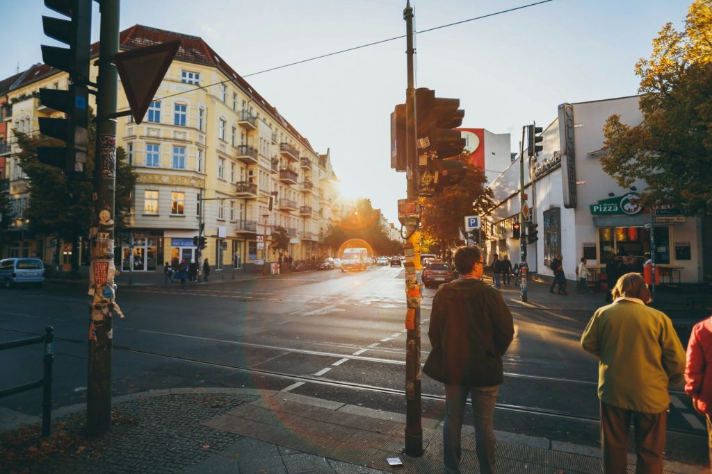 Männer, die in der Nähe von Betongebäuden gehen