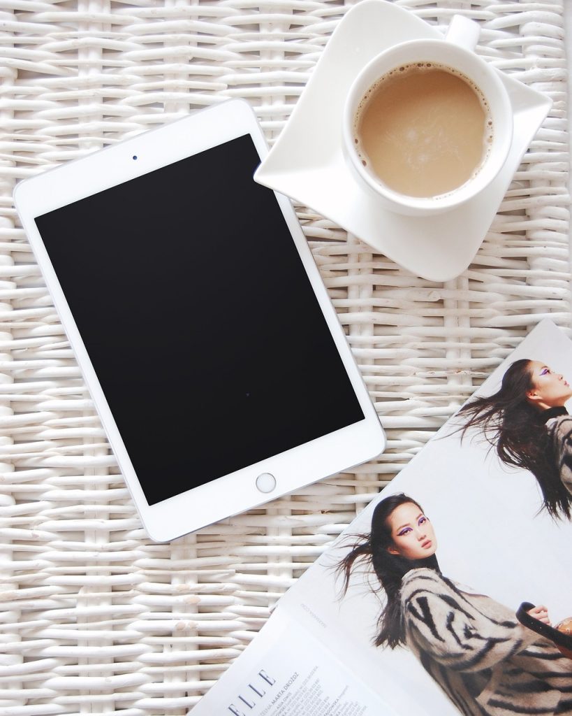 entdecken sie die welt der modemagazine: trends, stil-inspirationen und exklusive einblicke in die neuesten fashion-highlights. bleiben sie modisch informiert und lassen sie sich von den kreativsten designs inspirieren.